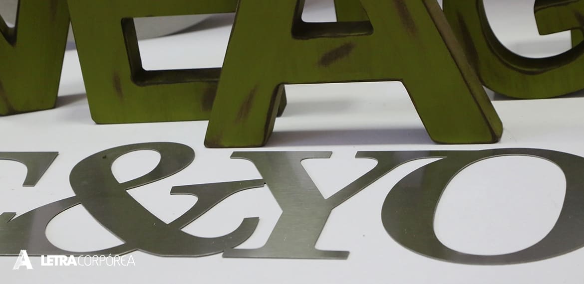 Enseigne métal découpé : la précision au service de votre image