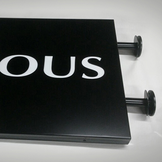 Enseigne drapeau ajourée