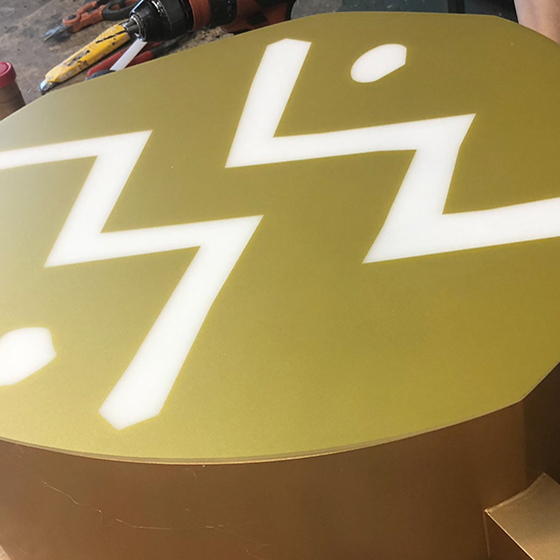 Enseigne drapeau face en méthacrylate à la forme